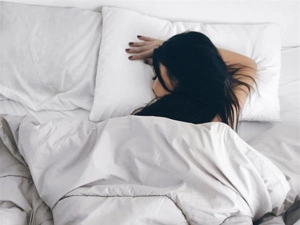 Bận rộn không có thời gian đi tập hãy đổi tư thế nằm bạn sẽ thấy đường cong rõ rệt - 2
