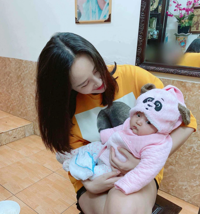 Bé 7 tháng với bàn tay tinh nghịch chạm ngực mai phương thuý 30 phút livestream hút nghìn like - 8
