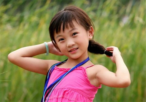 Bé gái đứng trong cánh gà hát bị thay thế vì quá xấu 12 năm sau vịt hoá thiên nga - 4