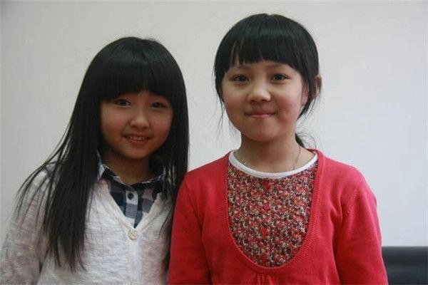 Bé gái đứng trong cánh gà hát bị thay thế vì quá xấu 12 năm sau vịt hoá thiên nga - 6