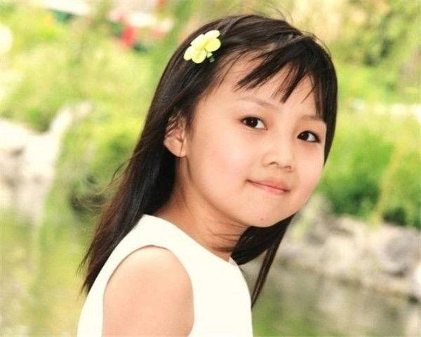 Bé gái đứng trong cánh gà hát bị thay thế vì quá xấu 12 năm sau vịt hoá thiên nga - 8