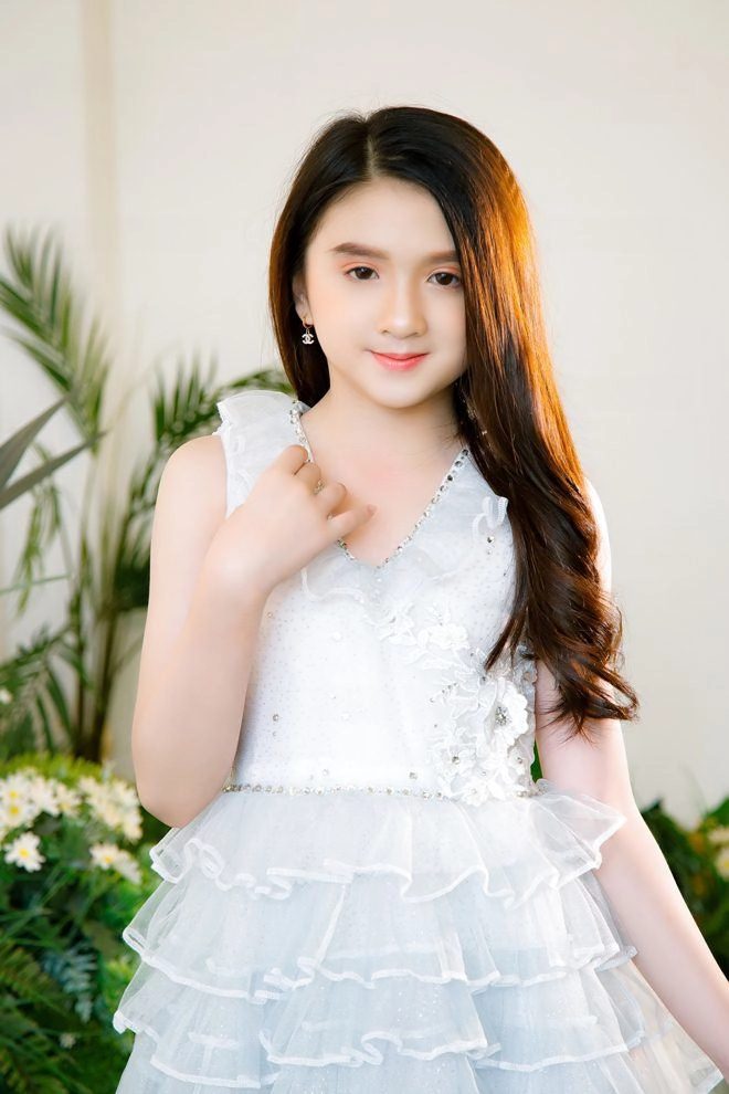 Bé gái nổi khắp đà lạt vì giống hương giang 9 tuổi bắt xe đêm lên sg học người mẫu - 4