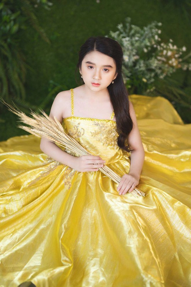 Bé gái nổi khắp đà lạt vì giống hương giang 9 tuổi bắt xe đêm lên sg học người mẫu - 6