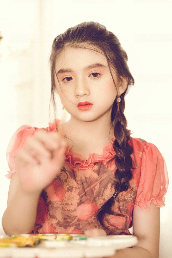 Bé gái nổi khắp đà lạt vì giống hương giang 9 tuổi bắt xe đêm lên sg học người mẫu - 10