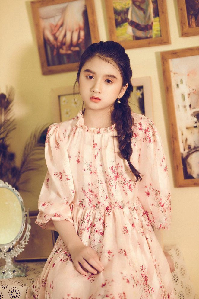 Bé gái nổi khắp đà lạt vì giống hương giang 9 tuổi bắt xe đêm lên sg học người mẫu - 14