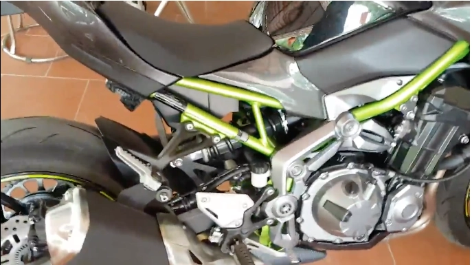 Cách làm chắn bùn chắn đá bảo vệ két nước và phuộc sau của kawasaki z900 - 1