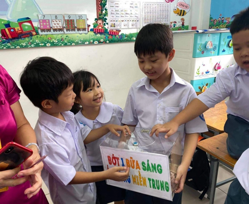 Cậu bé tiểu học gây choáng khi quyên góp được 102 triệu cứu trợ miền trung thân thế không vừa - 2