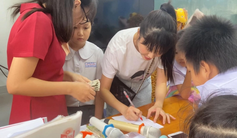 Cậu bé tiểu học gây choáng khi quyên góp được 102 triệu cứu trợ miền trung thân thế không vừa - 4