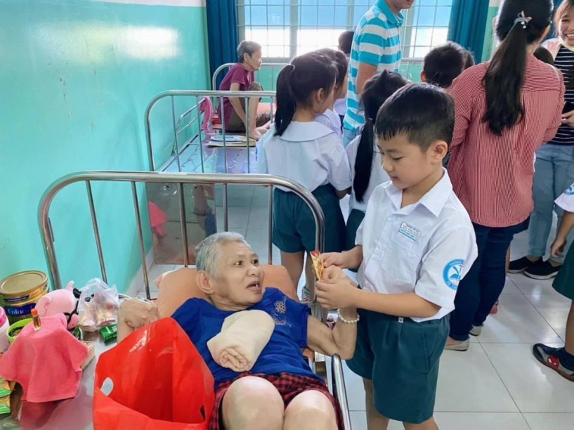 Cậu bé tiểu học gây choáng khi quyên góp được 102 triệu cứu trợ miền trung thân thế không vừa - 11