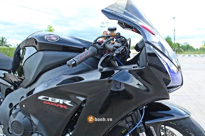 Cbr 1000rr chú bò đen đầy uy lực và dũng mãnh - 4