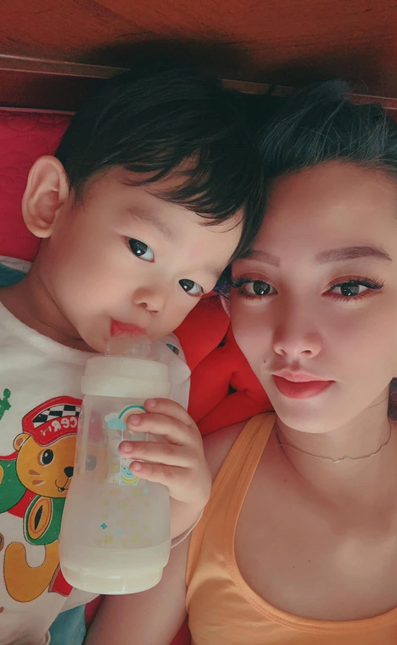 Chia tay mới biết trong bụng có đứa trẻ 9x dùng chân chăm con giờ 35000 người hâm mộ - 7