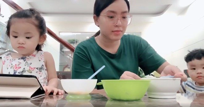 Chuẩn mẹ 3 con giàu có hải băng rim tôm cho con bằng thứ gia vị đắt nhất thế giới - 7