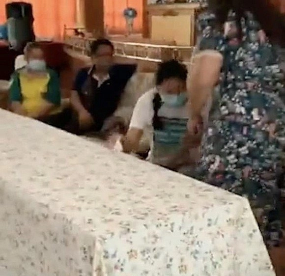 Cô giáo xinh đẹp bỗng nhiên bị nữ phụ huỵnh đến trường đánh biết lý do dân tình tranh cãi - 5