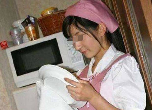 Có giúp việc mới con trai luôn đòi đi ngủ xem camera mẹ đưa ngay cho cô gái 17 triệu - 1