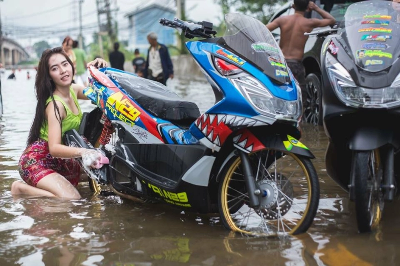 Cô nàng gợi cảm bên pcx 150 độ trong mùa nước lũ của biker thailand - 1