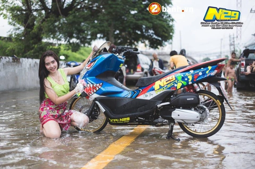 Cô nàng gợi cảm bên pcx 150 độ trong mùa nước lũ của biker thailand - 2