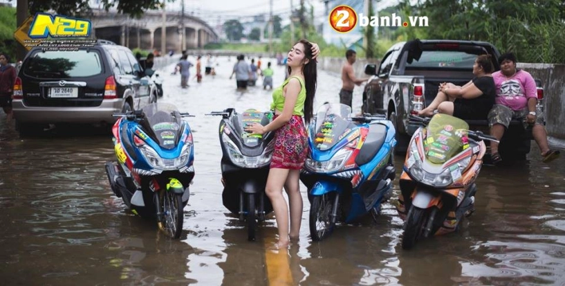 Cô nàng gợi cảm bên pcx 150 độ trong mùa nước lũ của biker thailand - 3