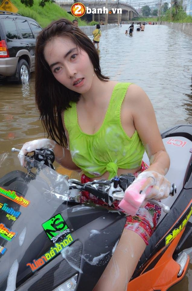 Cô nàng gợi cảm bên pcx 150 độ trong mùa nước lũ của biker thailand - 4