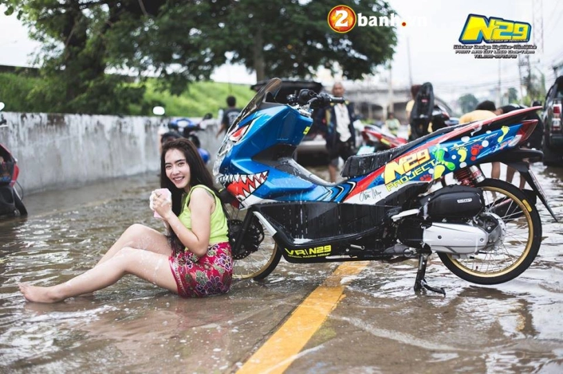 Cô nàng gợi cảm bên pcx 150 độ trong mùa nước lũ của biker thailand - 7