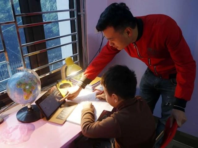 con chơi thêm 2 phút 2 bà mẹ ứng xử mang lại hai cuộc đời khác biệt cho đứa trẻ - 5