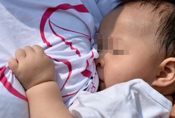 Con dâu trẻ cứ con đói đòi bú là vào phòng khoá cửa bố chồng tìm hiểu thì sững sờ - 1
