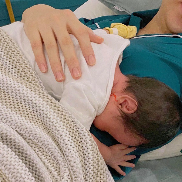 Cùng một kiểu ảnh trước và sau sinh đàm thu trang lộ rõ dấu hiệu phụ nữ đã có con - 2
