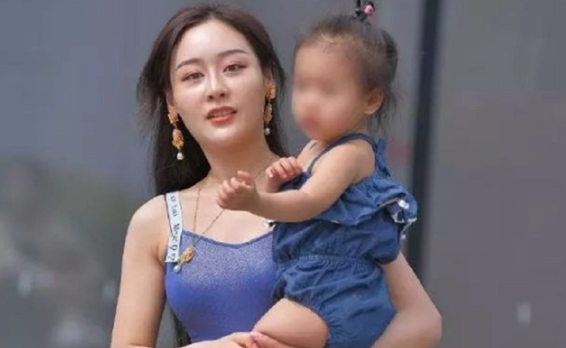 Đến trường đón con mẹ trẻ khiến các ông bố cứ mải liếc nhìn về nhà nhớ mãi - 1