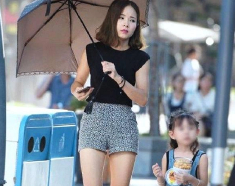 Đến trường đón con mẹ trẻ khiến các ông bố cứ mải liếc nhìn về nhà nhớ mãi - 3