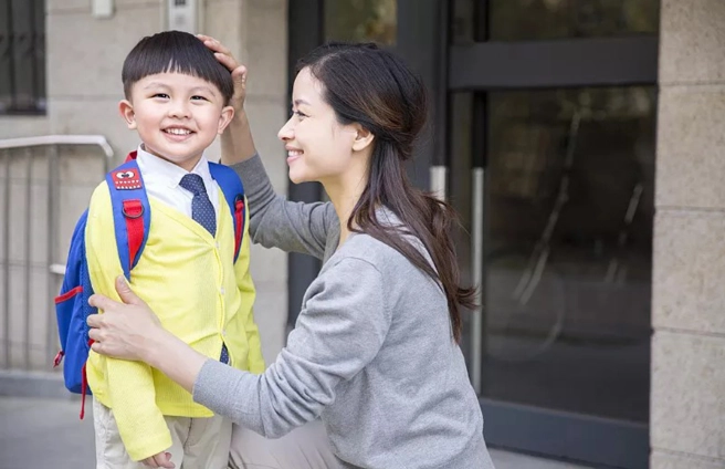 Đến trường đón con mẹ trẻ khiến các ông bố cứ mải liếc nhìn về nhà nhớ mãi - 5