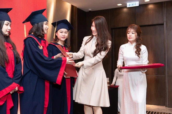 Diễm my 9x trở thành viện phó học viện thẩm mỹ - 3