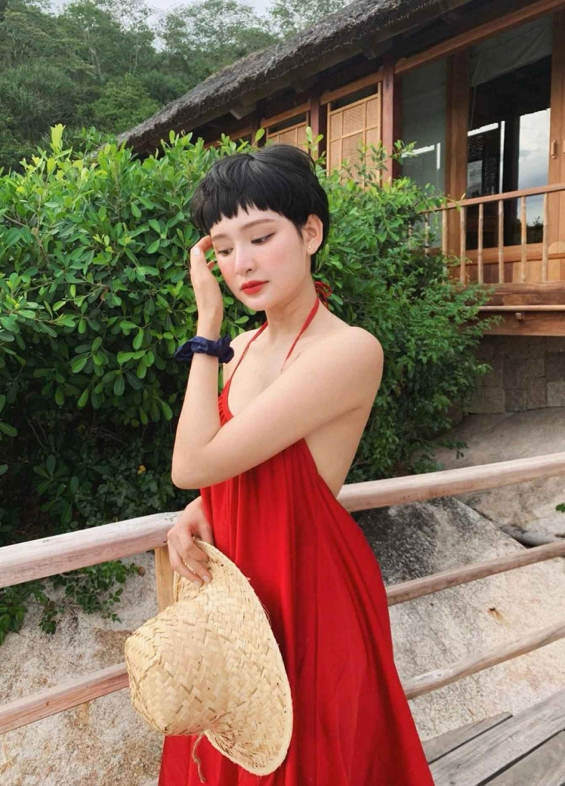 Diện váy ngắn cũn cỡn hiền hồ vẫn thoát khỏi pha lộ hàng nhờ khéo trang bị - 4