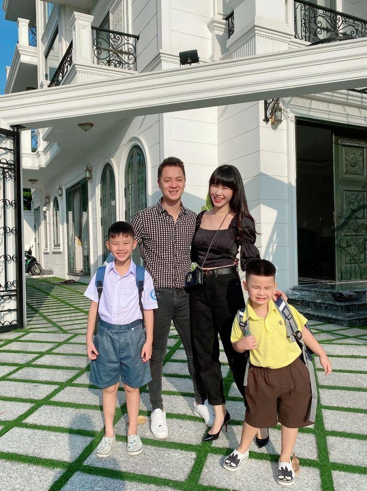 Đưa con đi khai giảng dân tình để ý nhiều sao việt đại gia cho con học trường bình dân - 1
