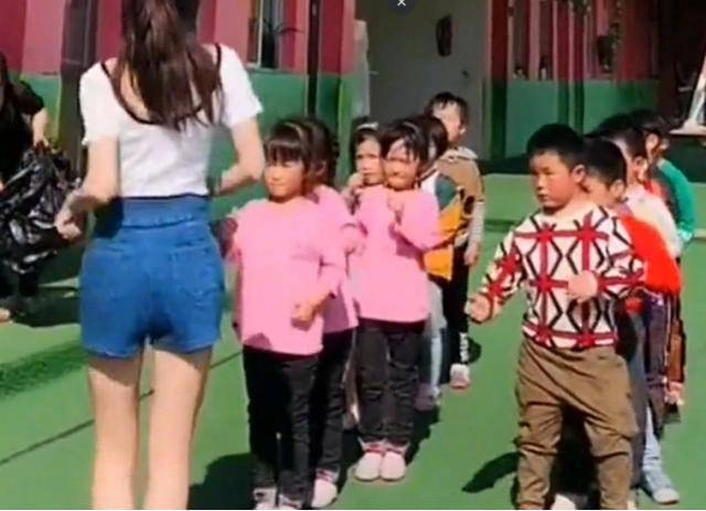 Đưa con đi mẫu giáo ngày nào bố cũng đợi màn tập thể dục xong mới về - 1