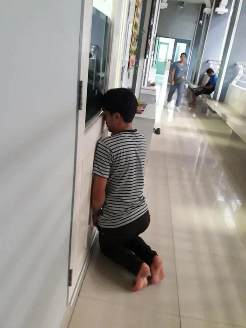 Đưa con đi mẫu giáo ngày nào bố cũng đợi màn tập thể dục xong mới về - 4