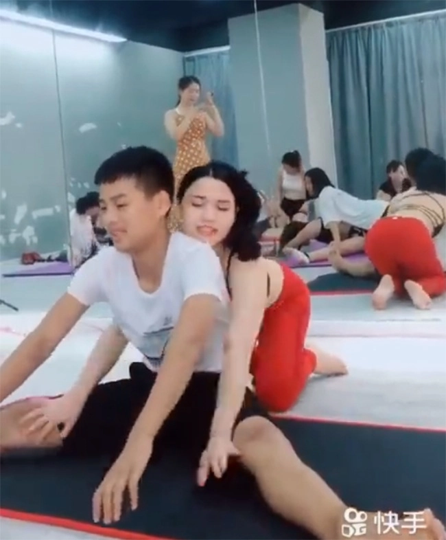 Đưa con trai đi học ông bố đứng hình cứ nghĩ mãi về cô giáo - 3