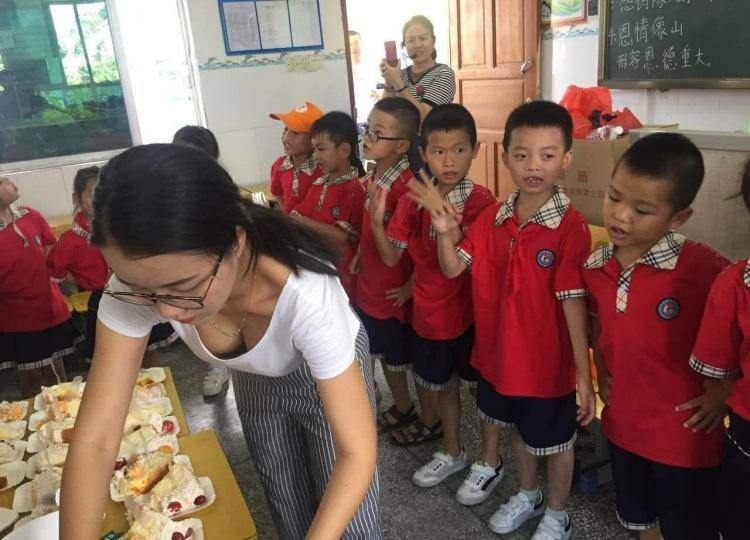 Đưa con trai đi học khi về nhà ông bố cứ nghĩ mãi về cô giáo - 4