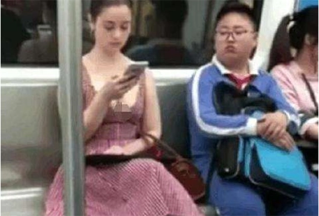 Hớ hênh nơi cộng cộng cô gái trẻ bị sốc khi nam sinh tiểu học làm chuyện này với mình - 2