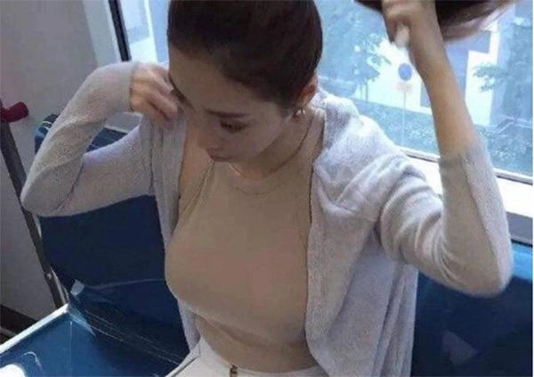 Hớ hênh nơi cộng cộng cô gái trẻ bị sốc khi nam sinh tiểu học làm chuyện này với mình - 1