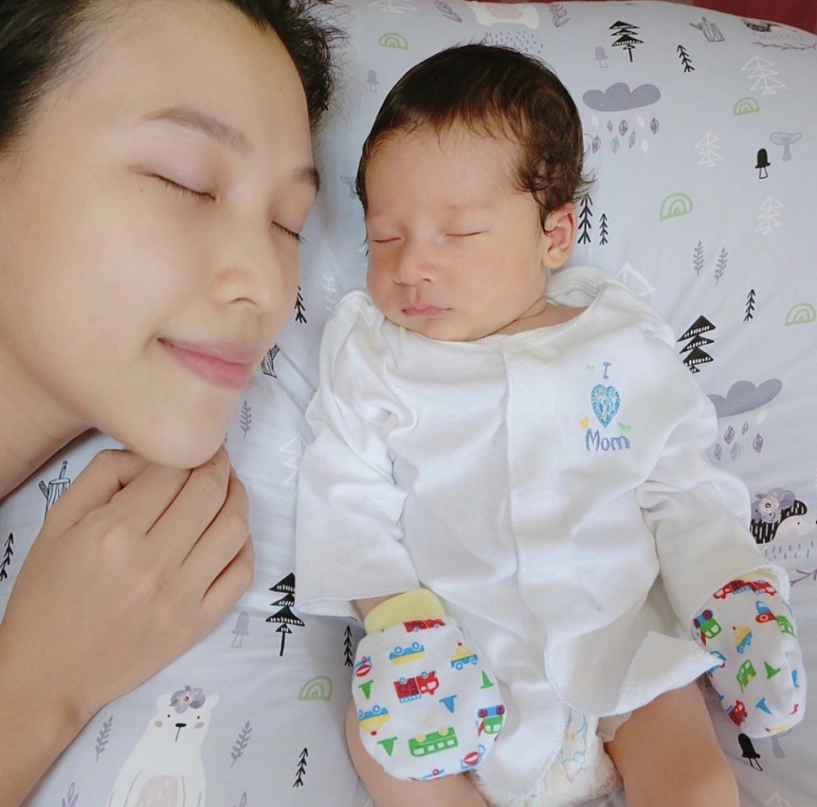 Hoàng oanh lấy khăn che ngực trần khi đang xộc xệch không cài cúc cho con bú - 1