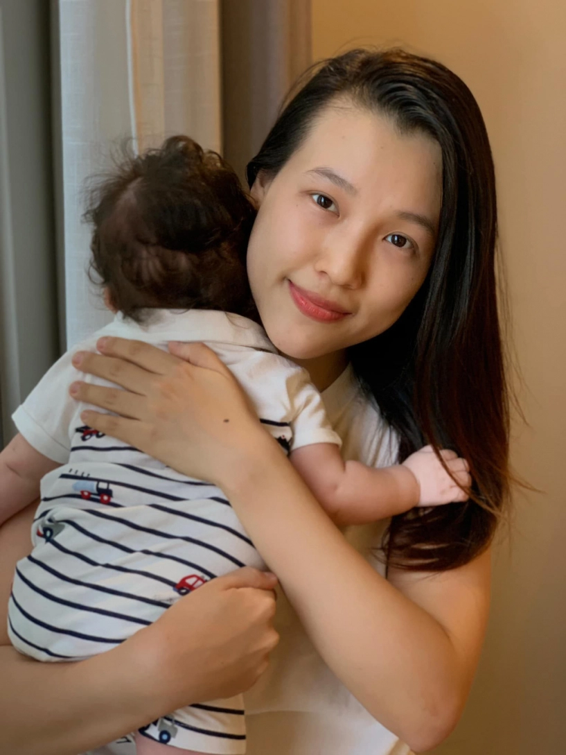 Hoàng oanh lấy khăn che ngực trần khi đang xộc xệch không cài cúc cho con bú - 2