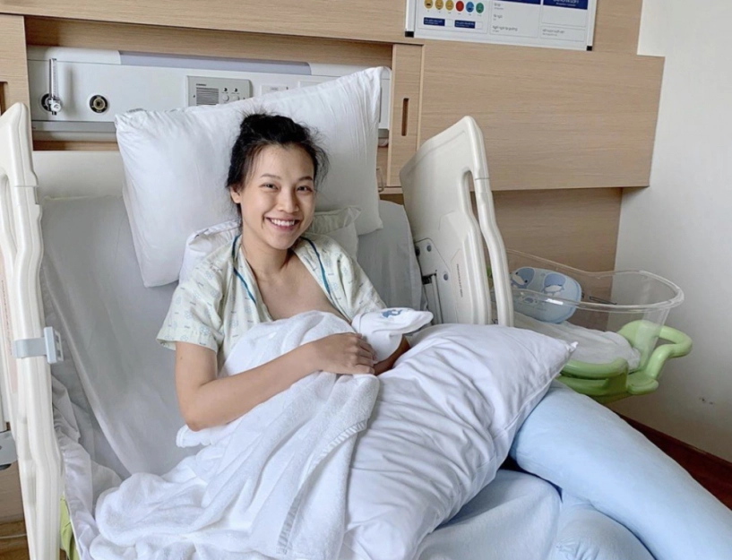 Hoàng oanh lấy khăn che ngực trần khi đang xộc xệch không cài cúc cho con bú - 4