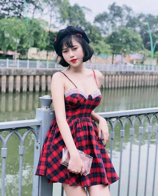 Hot girl mặc đầm trễ nải khoe vòng một khủng mà tinh tế chị em thi nhau học theo - 1