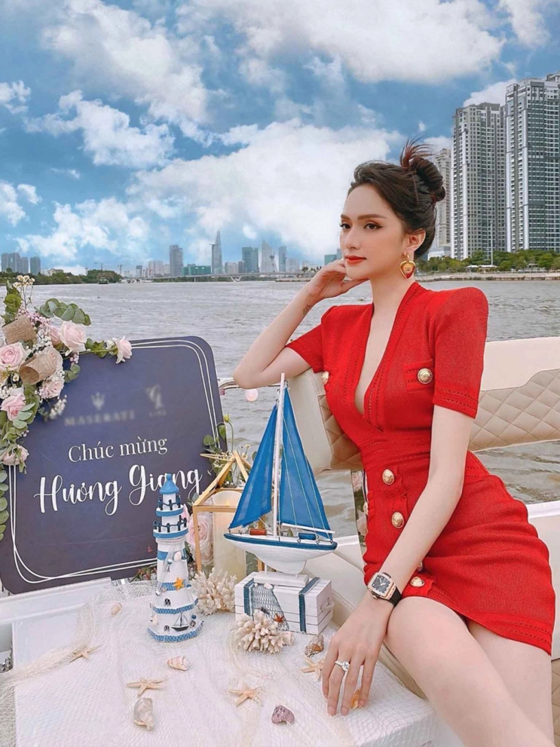 Hương giang - hoà minzy đúng chuẩn cặp chị em giàu sụ khi độ đồng hồ nạm kim cương đôi - 2