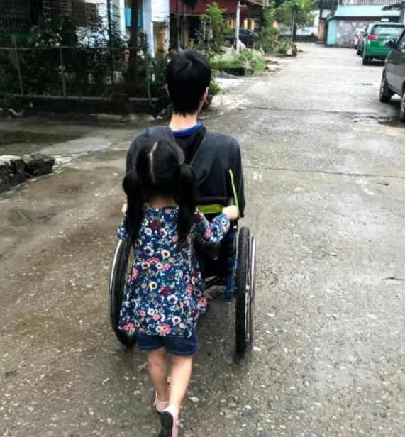 Ly hôn một mình nuôi con anh xe lăn đơn thân được hotgirl bế lên ôtô 3 tỷ mỗi ngày - 2