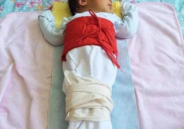 Muốn con chân dài tuyệt đối tránh những hành vi này khi con dưới 1 tuổi - 1