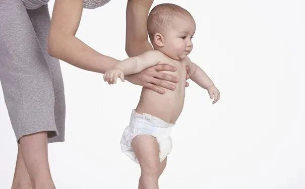 Muốn con chân dài tuyệt đối tránh những hành vi này khi con dưới 1 tuổi - 4