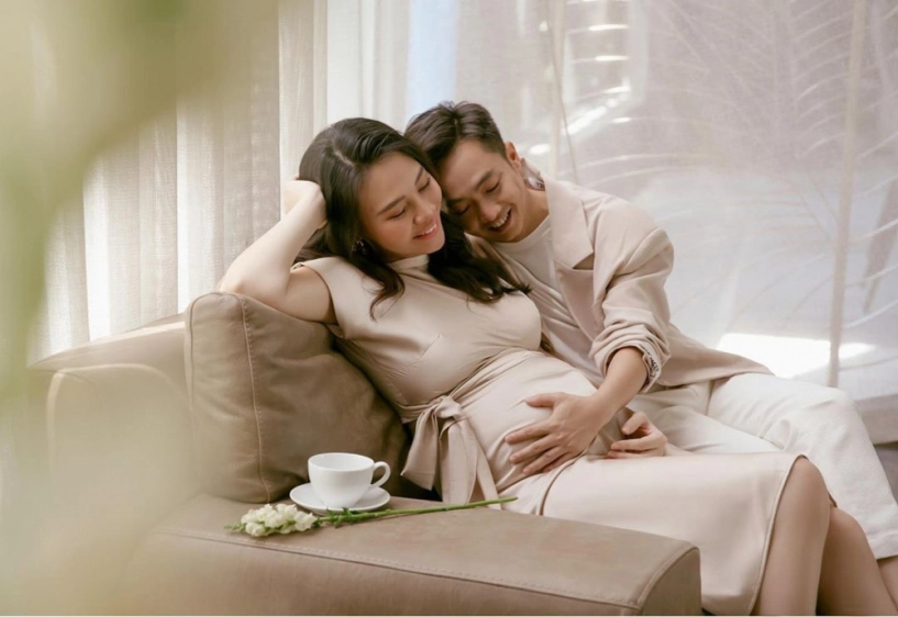 Muôn vàn cách khoe dáng kỉ niệm bầu bì của sao việt người chụp trong cát người bơi dưới nước - 8