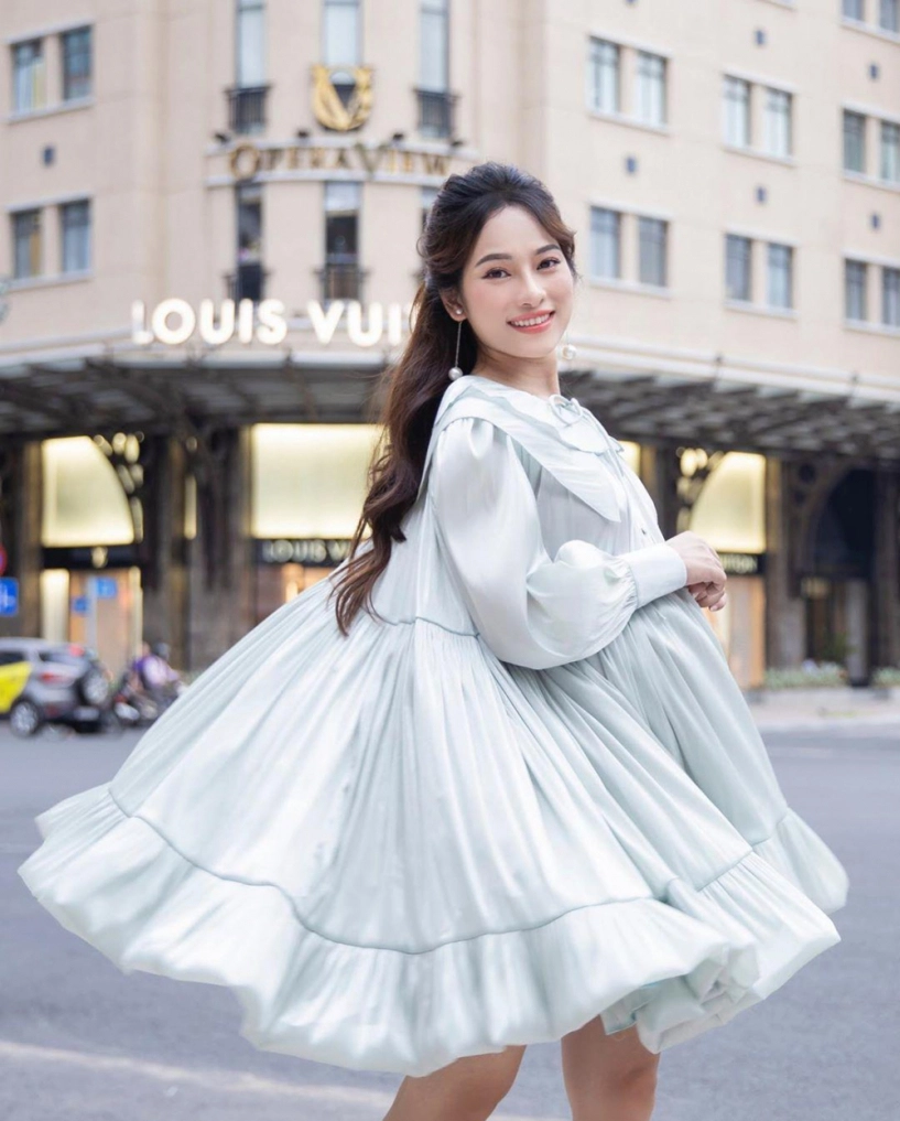 Muôn vàn cách khoe dáng kỉ niệm bầu bì của sao việt người chụp trong cát người bơi dưới nước - 10