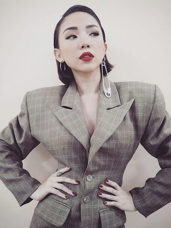 Mỹ tâm đeo chìa khoá làm bông tai nhưng đã hot bằng hoàng thuỳ dùng kim băng - 11