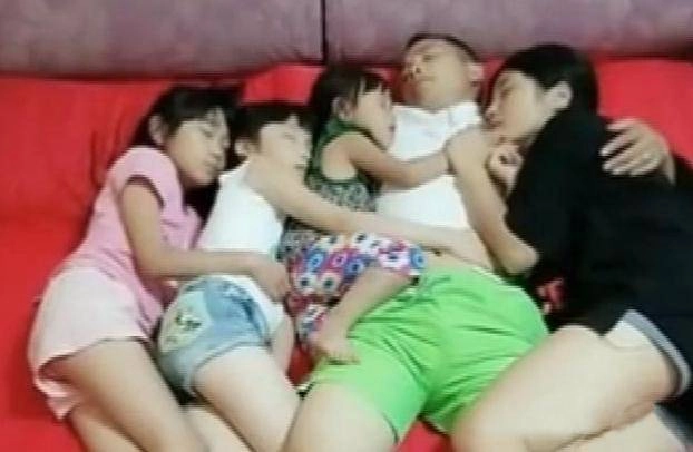 Nhìn cảnh con gái ngủ cùng bố bà mẹ choáng váng quyết tâm cho ngủ riêng - 1